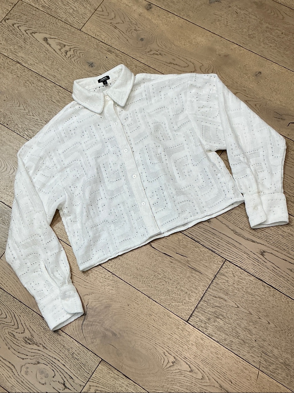 Woman’s Express Boyfriend Portofino white crop button shirt. XS. Open weave.